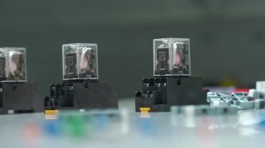 Masada elektromanyetik bobinler ve alternatif akım var. Bir elektrik atölyesindeki otomatik elektrik düğmeleri için ekipmanları kapat