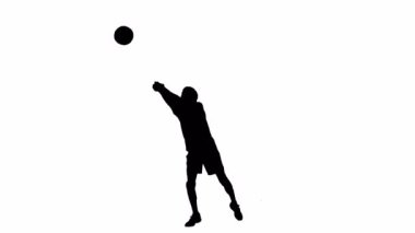 Genç erkek atletin siyah silueti eliyle topa vuruyor. Voleybolda top taşıma becerileri üzerinde çalışıyorum. Stüdyoda beyaz izole edilmiş arka planda tam uzunlukta eğitim gören bir adam. Anlık saldırı, savunma.