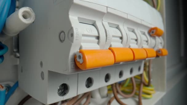 Quadro Elettrico Bianco Con Molti Fili Parti Elettriche Interruttori Automatici — Video Stock