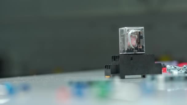 기술자는 의전자기 코일로 위에서 지낸다 작업장에서 스위치 장비를 사람의 — 비디오