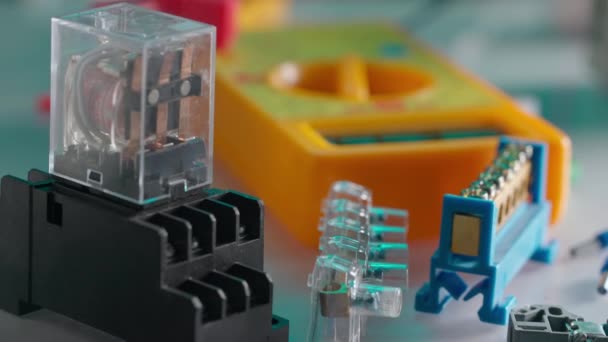 Kuning Multimeter Dan Relay Dengan Kumparan Elektromagnetik Langsung Dan Arus — Stok Video