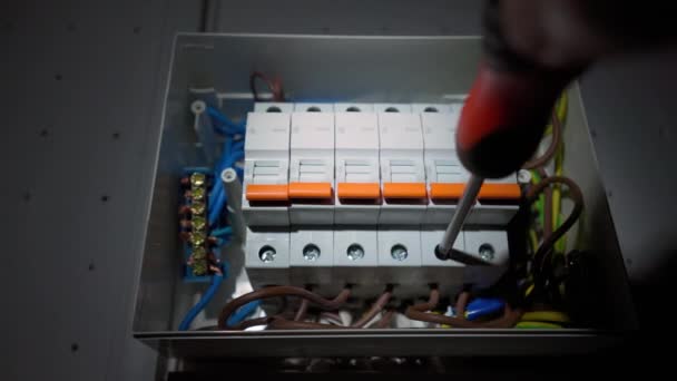 Elektriker Monterar Elektrisk Panel Mörker Med Hjälp Ficklampa Närbild Mans — Stockvideo