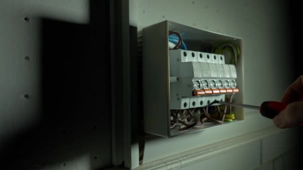 Elektrikçi Karanlıkta Elektrik Panelini Monte Ediyor Tornavidayla Vidayı Sıkan Bir — Stok video