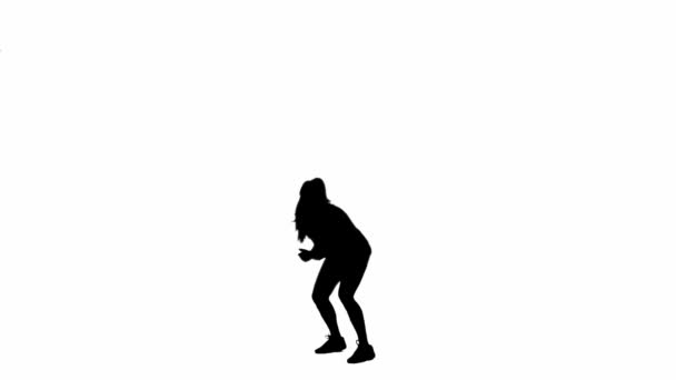 バレーボールの試合中に相手のボールを打つ若い女性の黒いシルエット 白い隔離された背景にボールを打つアスリートの女性バレーボール選手 フル長さ スポーツの概念 — ストック動画