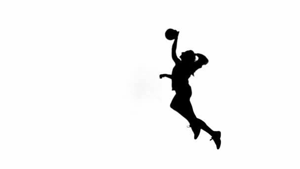女性バレーボール選手の黒いシルエットが跳ね返り 彼女の手でボールを打つ 女子アスリートはゴールを決め 成功を喜びます 白い隔離された背景にバレーボールゲーム — ストック動画