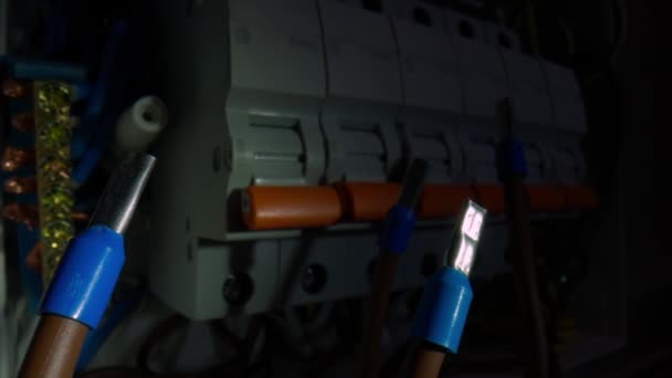 Macro Disparo Cables Marrones Con Casquillo Azul Hurones Oscuridad Por — Vídeos de Stock