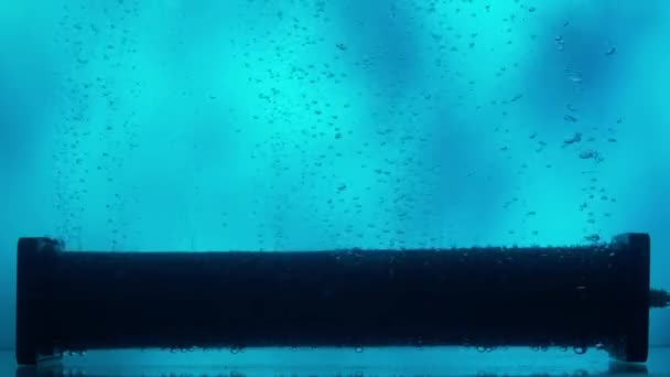 Många Små Glänsande Luftbubblor Läcker Från Kompressorröret Eller Filtret Vatten — Stockvideo