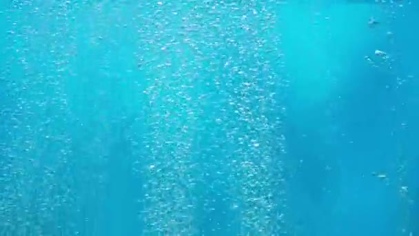 新的气泡在水下从底部升到水面 并被光线照亮 蓝色海洋或海水中的氧气气泡流 吸气过程中气泡液体的闭合 — 图库视频影像