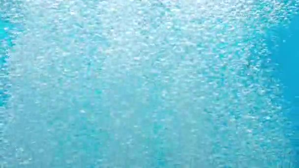 光沢のある空気は海底から水面に上昇し 光の光線によって照らされます 青い海や海の水の酸素泡のストリーム 空気中の泡状の液体の閉じ込め — ストック動画