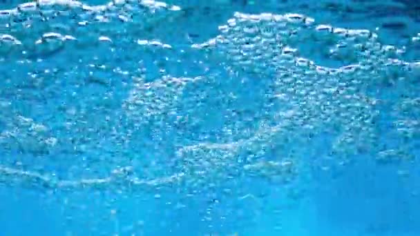 一股气泡从水底升到蓝色水面上 在液体表面出现并破裂的氧气泡的闭合 — 图库视频影像