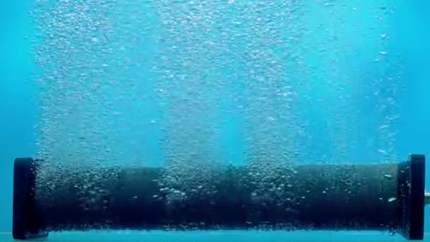 大量闪光的小气泡从压缩机管或水下过滤器中漏出 水族馆内氧气曝气工作设备的关闭 氧气的气泡从底部升到底部 — 图库视频影像