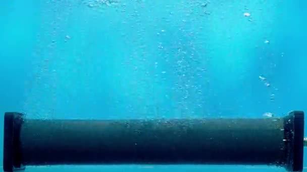 Många Små Glänsande Luftbubblor Läcker Från Kompressorröret Eller Filtret Vatten — Stockvideo