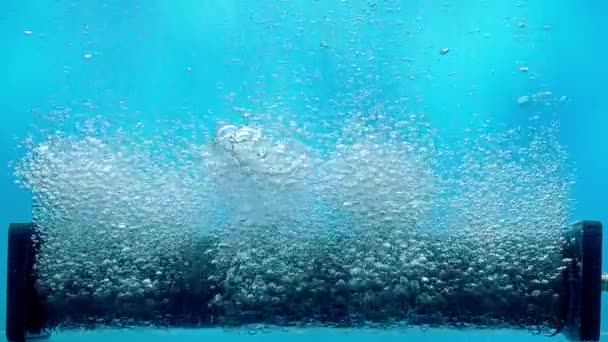 Много Маленьких Блестящих Пузырьков Воздуха Выходящих Компрессорной Трубки Фильтра Водой — стоковое видео