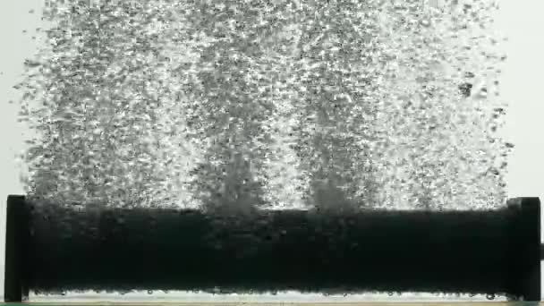 Dunkle Luftblasen Die Aus Schwarzen Porösen Paralonröhren Entweichen Kompressor Belüfter — Stockvideo