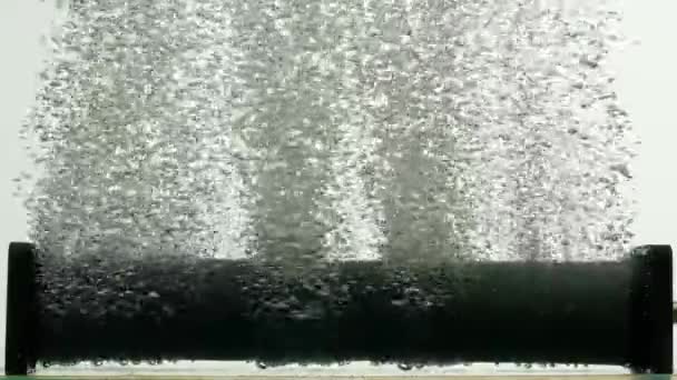Corriente Burbujas Aire Que Escapan Del Tubo Paralelo Oscuro Del — Vídeo de stock