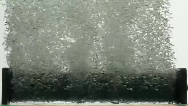 Поток Воздушных Пузырьков Выходящих Тёмной Паралонной Трубки Компрессора Фильтра Водой — стоковое видео