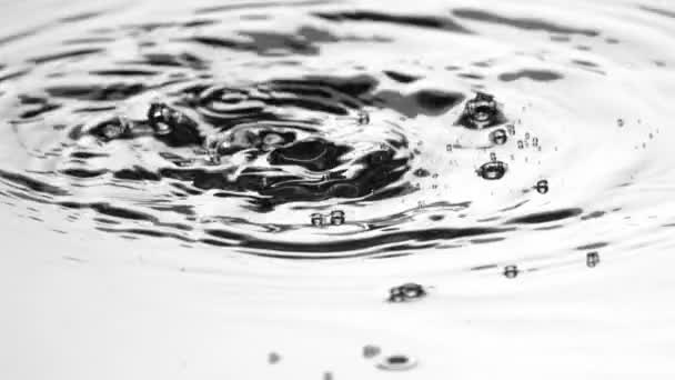 Makro Záběr Pod Vodou Kapky Padající Tekutý Povrch Vytvářející Vodní — Stock video