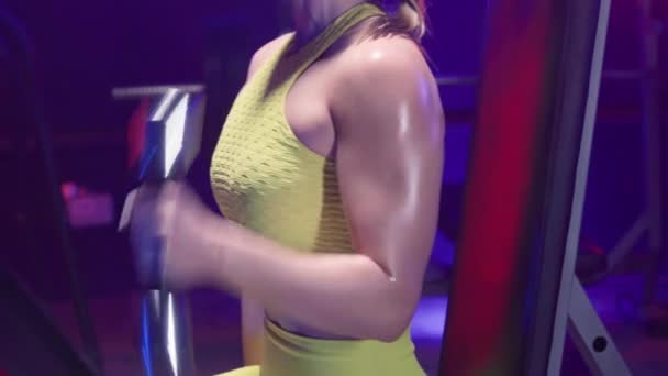 Femme Fitness Jaune Entraînement Vêtements Sport Avec Haltères Faire Exercice — Video