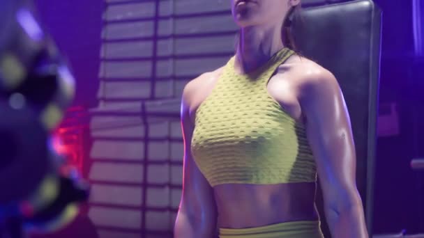 Fitness Vrouw Gele Sportkleding Training Met Halters Het Doen Van — Stockvideo