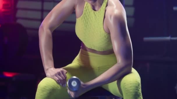 Sarı Spor Giyim Bölümündeki Spor Salonundaki Spor Salonundaki Kadın Kol — Stok video