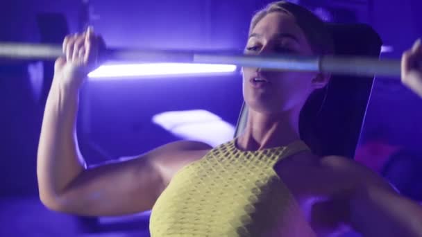 Vücut Geliştiren Kadın Halter Kaldırıyor Omuz Egzersizi Yapıyor Nefes Alıyor — Stok video