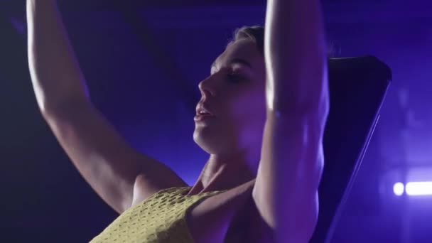 Mulher Fisiculturista Levantando Barbell Fazendo Exercícios Ombro Respiração Mulher Fitness — Vídeo de Stock