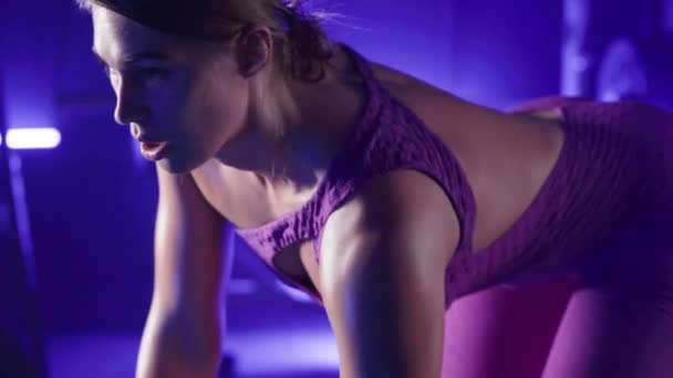 Mor Spor Tulumlu Atletik Fitness Kadını Eğik Nefes Alıp Vererek — Stok video