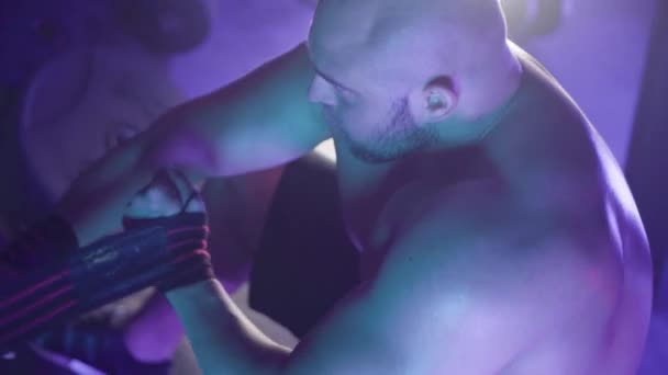 Draufsicht Eines Muskulösen Männlichen Bodybuilders Mit Einem Nackten Oberkörper Der — Stockvideo