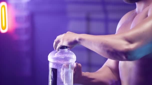 Gespierde Mannelijke Bodybuilder Met Naakte Romp Drinkwater Uit Sportfles Man — Stockvideo