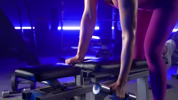 Atletyczna Kobieta Fitness Fioletowych Kombinezonach Sportowych Robi Hantle Pochyleniu Sportowiec — Wideo stockowe