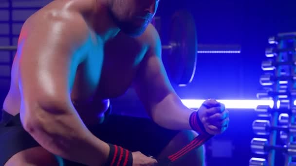 Muskulös Manlig Kroppsbyggare Med Naken Överkropp Lindning Bandage För Boxning — Stockvideo