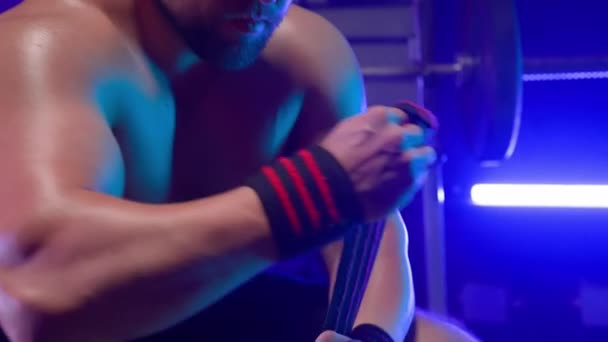 Muskelkräftiger Männlicher Bodybuilder Mit Nacktem Oberkörper Der Bandagen Zum Boxen — Stockvideo