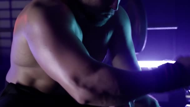 Muscular Fisiculturista Masculino Com Tronco Embrulhando Ligaduras Para Boxe Torno — Vídeo de Stock