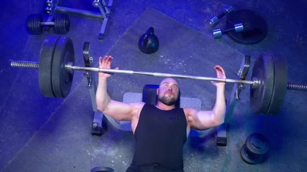 Top View Athlete Bodybuilder Lying Sports Bench Pushing Heavy Barbell — Stock Video