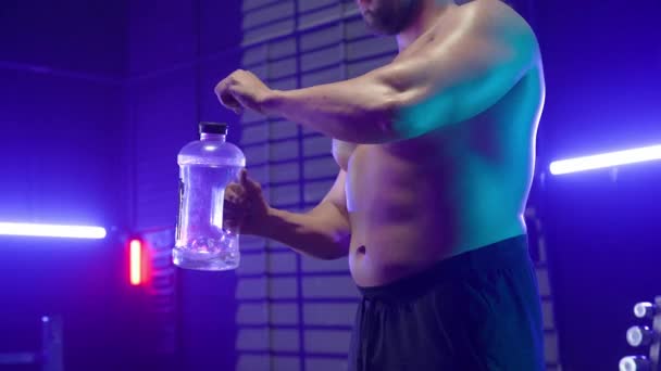 Muscular Fisiculturista Masculino Com Torso Água Potável Garrafa Esportes Água — Vídeo de Stock
