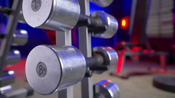 카메라 의무게가 톱니를 체육관의 빛으로 스포츠 크로스바를 놓는다 스포츠 — 비디오