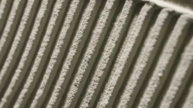 Gri duvar yapıştırıcısı alçı tarak yüzeyi fayans döşemeye hazır. Kiremit yapıştırıcı, çentik şeklinde mala desenleri. Fayans harç macununun dokusu. Doğrusal desenli gri beton duvar. Onarım kavramı veya