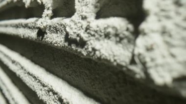 Çentikli mala desenli taze beton tehture kamera hareketi. Duvarda çizgili ya da çizgili gri çimento macunu var. Seramik fayanslar için havan mermisi yapıştırıcısı