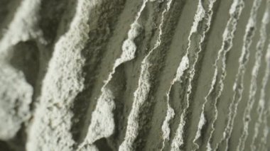 Çentikli mala desenli taze beton tehture kamera hareketi. Duvarda çizgili ya da çizgili gri çimento macunu var. Seramik fayanslar için havan mermisi yapıştırıcısı