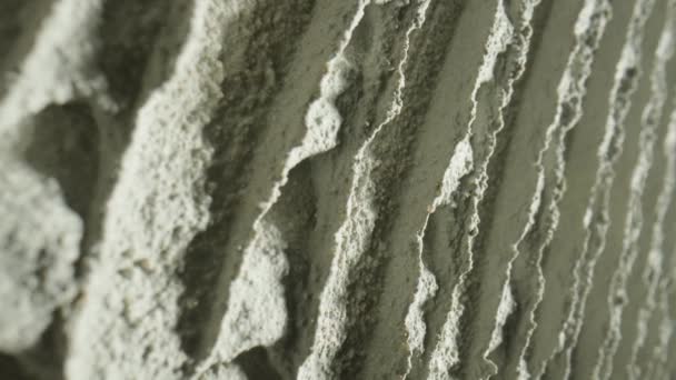 用新鲜的混凝土绳结和锯齿状的沟槽进行摄像运动 在墙壁上用线条或笔划条纹的灰色表面水泥油灰做的宏观拍摄 陶瓷瓷砖用不匀粘性砂浆 — 图库视频影像