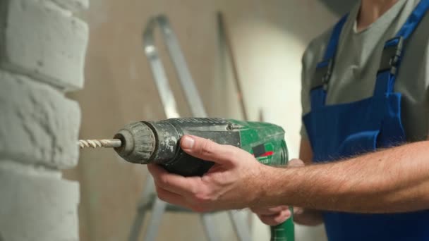 Construtor Masculino Perfurando Parede Tijolo Branco Com Perfurador Uma Broca — Vídeo de Stock