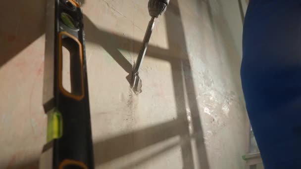 Profesjonalny Pracownik Wykonuje Stroboskop Ścianie Pomocą Wykrawacza Instalacji Kabla Elektrycznego — Wideo stockowe