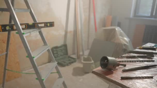 Zimmer Wird Renoviert Leiter Mit Wasserwaage Holztisch Mit Metalldüsen Für — Stockvideo