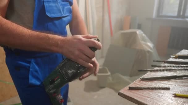 Man Blue Construction Overalls Puts Spiral Borer Perforator Drill Holes — Stock Video