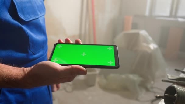 Erkek Müteahhit Yeşil Ekran Krom Anahtarı Olan Dokunmatik Ekranlı Akıllı — Stok video