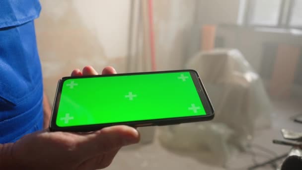 Αρσενικό Οικοδόμος Κρατώντας Οθόνη Αφής Smartphone Πράσινο Χρώμα Οθόνη Κλειδί — Αρχείο Βίντεο