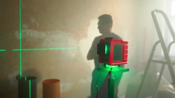 Der Grüne Strahl Des Laser Roulette Wird Der Braunen Wand — Stockvideo