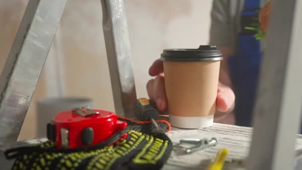Uomo Tuta Blu Costruzione Prende Una Tazza Carta Caffè Hamburger — Video Stock