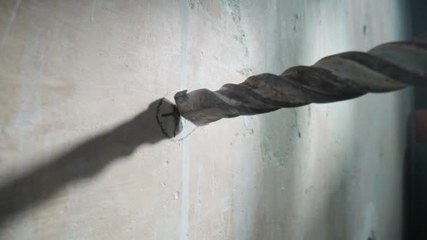 Elektrikli Matkap Delgi Kullanarak Beton Duvarda Delik Açma Işlemi Metal — Stok video
