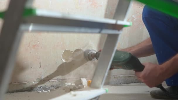 Homem Macacão Construção Azul Está Perfurando Buraco Redondo Parede Concreto — Vídeo de Stock